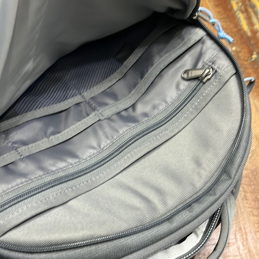 NWT Women’s North Face Borealis Backpack - Picture 3 of 7
